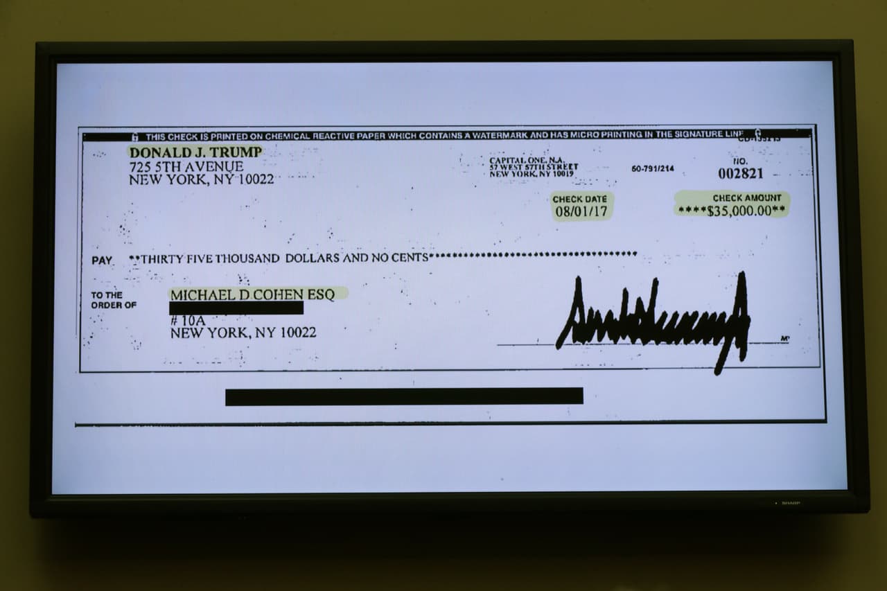 La copia de un cheque con la firma de Trump que Cohen presentó como prueba, "no tienen que creer en mi palabra. Miren los documentos”, dijo. “Donald Trump es un racista, un estafador y un tramposo”, agregó, en una maratónica sesión compitió en cobertura mediática con el segundo encuentro de Trump con Kim Jong Un, en Vietnam. Después Trump sugirió que la audiencia de Cohen
<a href="https://www.univision.com/noticias/politica/trump-sugiere-que-la-audiencia-de-cohen-influyo-en-el-fracaso-de-la-cumbre-con-kim-jong-un">influyó en el fracaso de esa cumbre. </a>