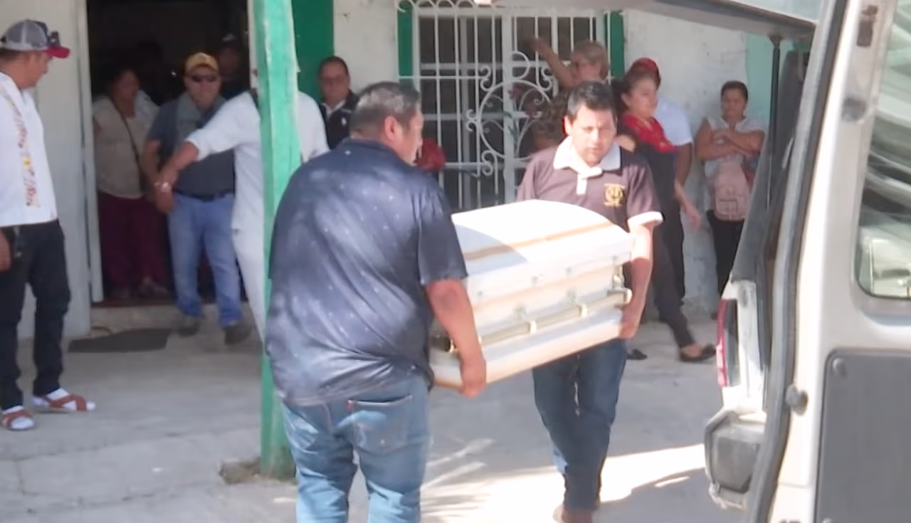 Al llegar a su casa, vecinos y conocidos se reunieron para
<b>velar al pequeño en medio de una atmósfera de profunda tristeza y solidaridad.</b>