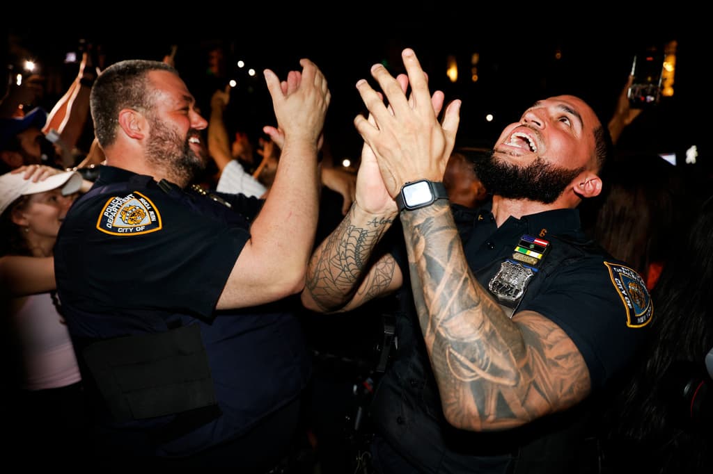 Cierto es que
<b><a href="https://www.univision.com/local/nueva-york-wxtv/new-york-knicks-campeones-nba-2026-rompen-sequia-53-anios-fotos" target="_blank">cuando los New York Knicks ganaron</a></b> hasta los policías celebraron. No fue hasta casi una hora más tarde cuando
<b>comenzaron los disturbios</b> por los excesos de algunos fanáticos del baloncesto.