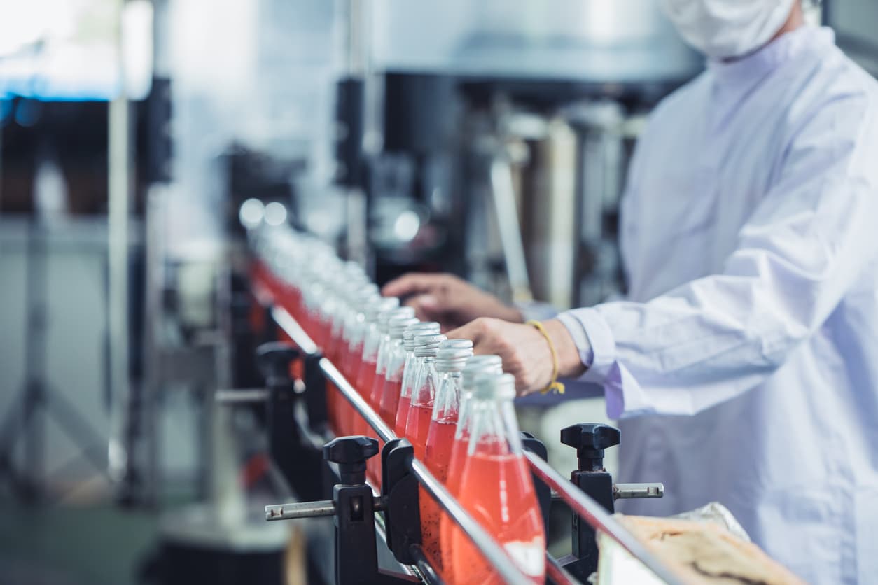 <b>11. Refresco,</b> Wharton New Jersey: Los trabajadores de estas plantas embotelladoras han estado expuestos y en riesgo frente a productos químicos, el virus del covid-19 e incendios. La empresa tiene repeetidas violaciones señaladas por OSHA.