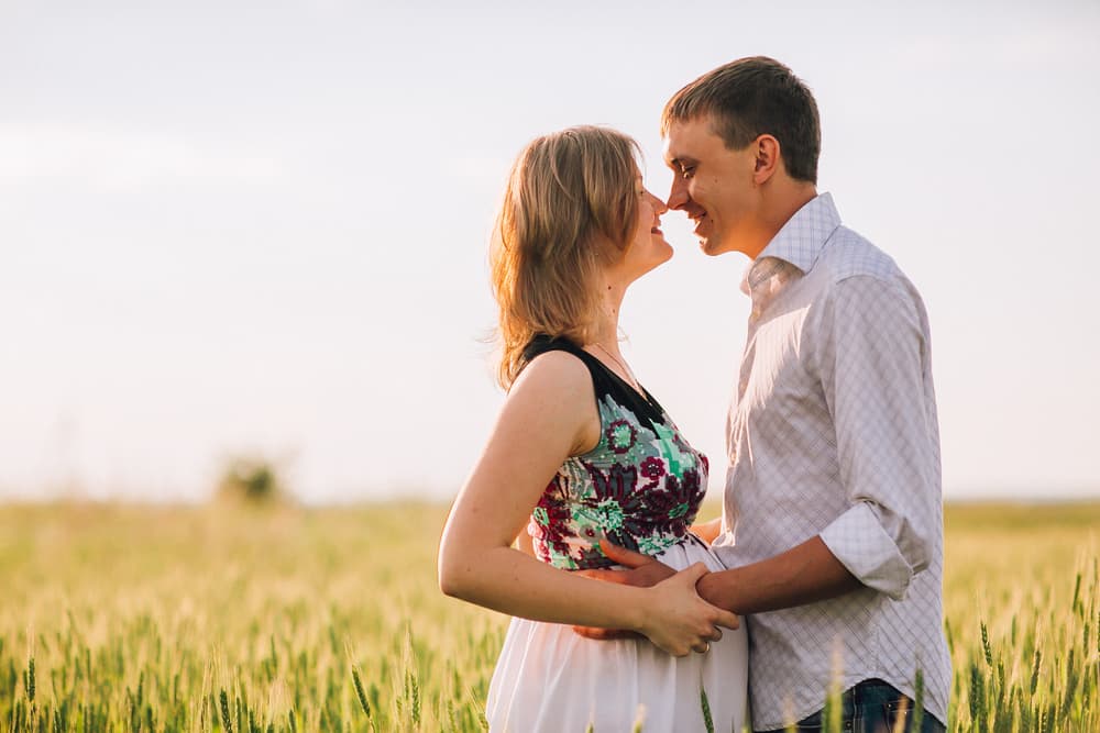 <b>Sagitario con Sagitario, relación relajada</b>
<br>Al compartir ambos el mismo regente, el expansivo Júpiter, y poseer cualidades afines en cuanto a la forma de ver la vida: la independencia, el sentido del humor, el buen talante y entusiasmo, la actitud filosófica ante todo, se crea un vínculo muy fuerte entre los dos que permite que la relación prospere aún en los tiempos más difíciles.