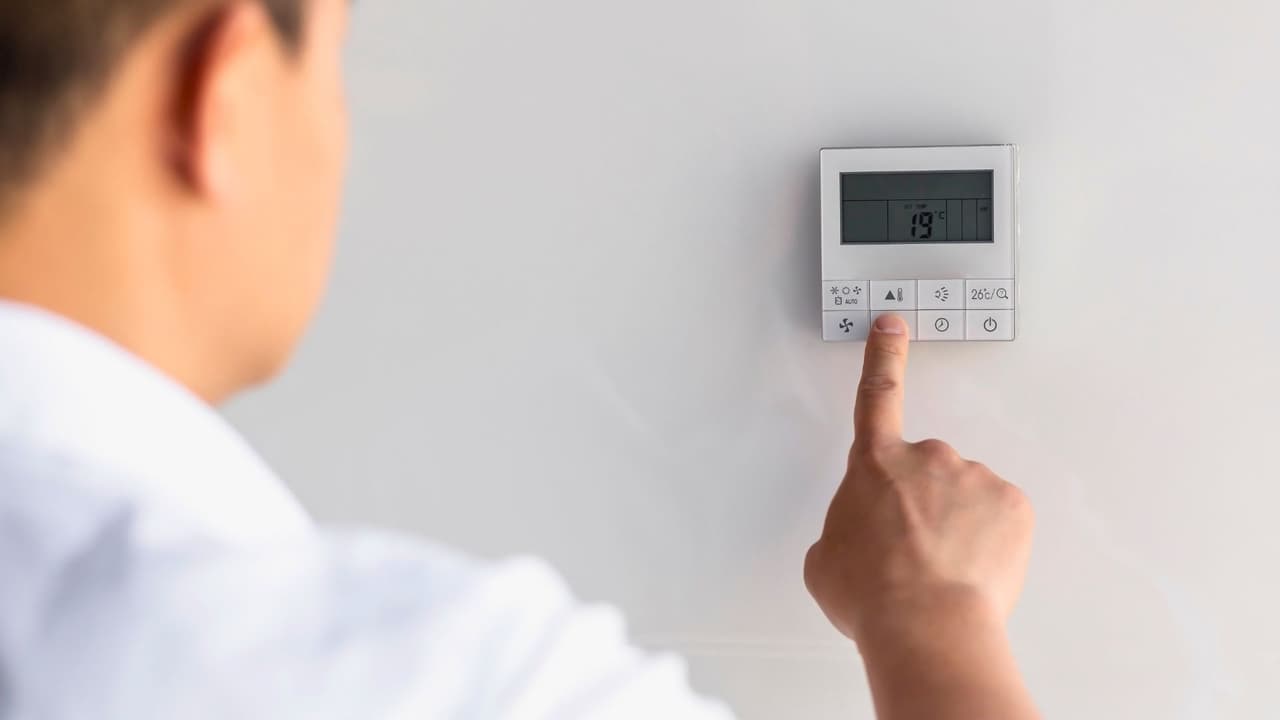 <h3 class="cms-H3-H3">En resumen </h3>
<br>
<b>No apagues por completo el aire acondicionado durante el verano </b>en Estados Unidos
<br>Si vas a salir,
<b>déjalo prendido a una temperatura más alta.</b> Eso ayuda a proteger tu casa del calor extremo y a evitar que tu factura de luz se dispare.
<br>Pequeños cambios, como ajustar el termostato, usar ventiladores, o mejorar el aislamiento,
<b>pueden marcar una gran diferencia en lo que pagas cada mes.</b>