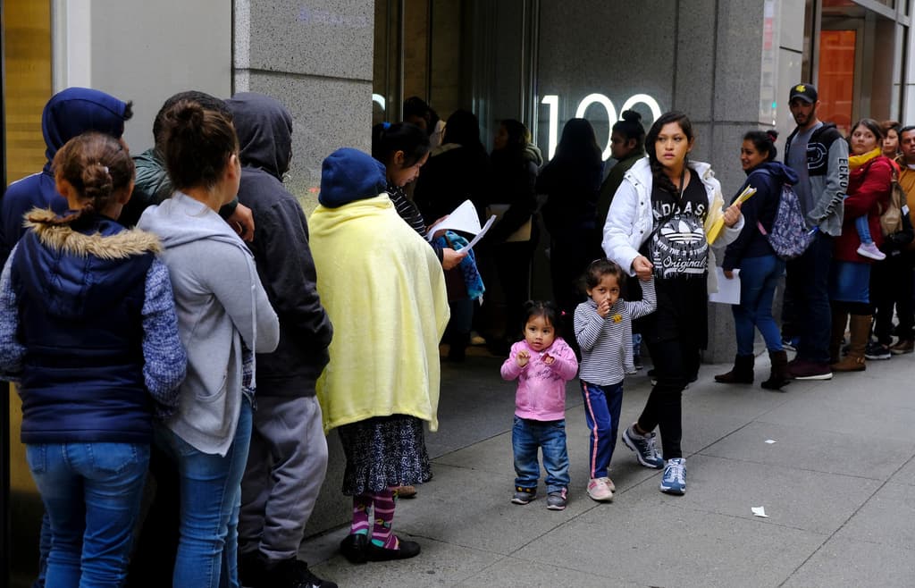 EEUU evalúa pedir una fianza de $100,000 para algunos solicitantes de green card y endurece condiciones para ciertas visas