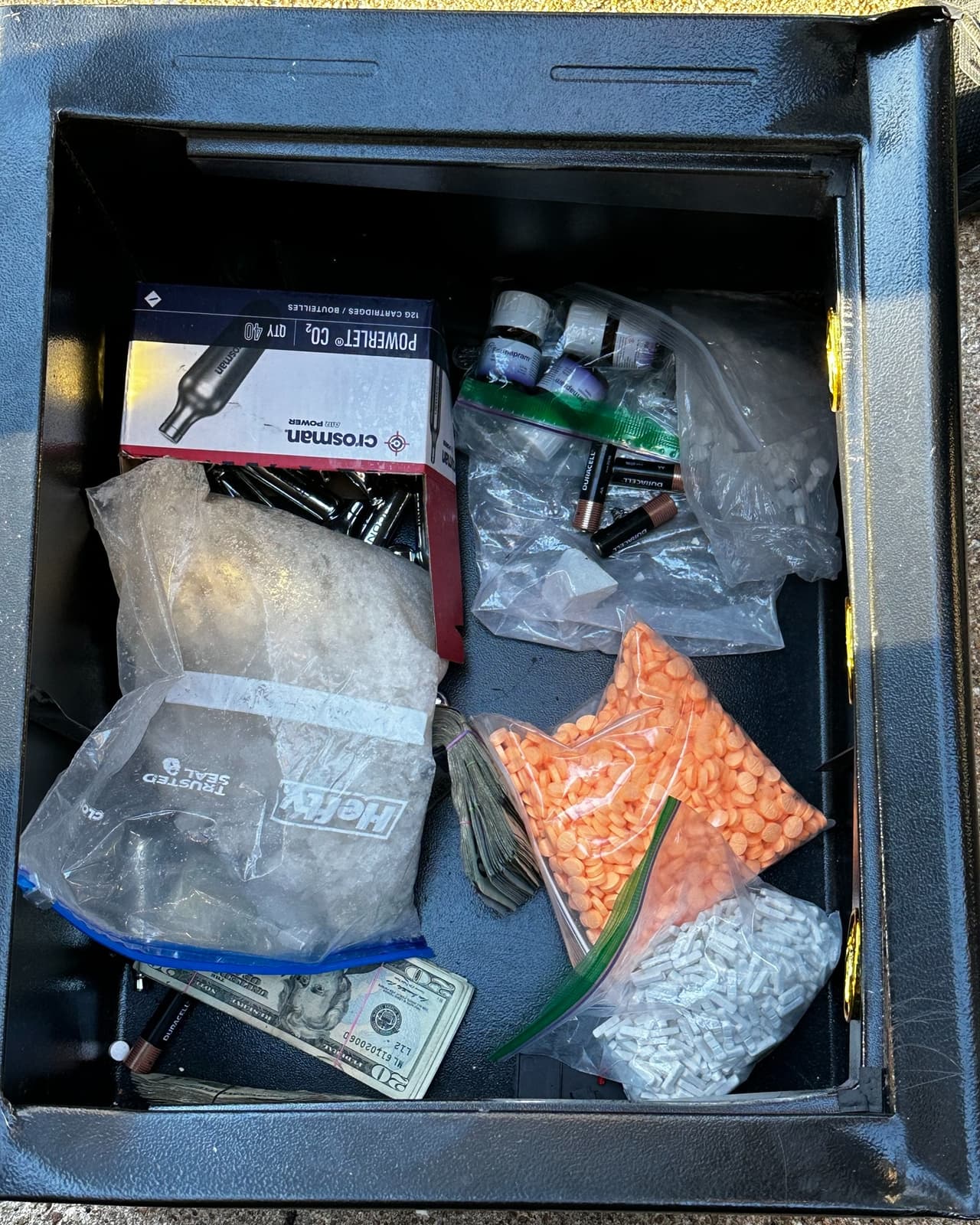 En el lugar también fueron aseguradas
<b>varias armas de fuego que se encontraban listas para su uso, lo que elevó el nivel de riesgo del caso.</b>