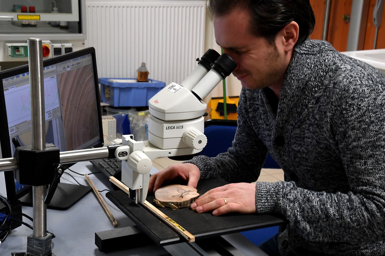 <b>Hispanic Scholarship Fund</b>
<br>El Fondo de Becas Hispanas, o
<a href="https://www.hsf.net/scholarship">Hispanic Scholarship Fund</a>, ofrece becas a estudiantes en todos los campos, incluyendo STEM. Los requerimientos incluyen ser de ascendencia hispana, tener un GPA mínimo de 3.0 para estudiantes de secundaria y tener un estatus legal como residente permanente o ciudadano o tener el permiso DACA.