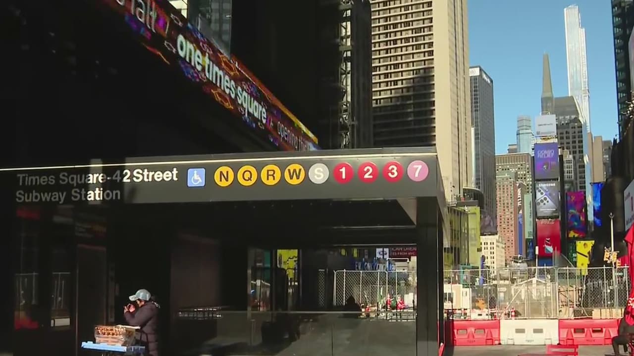 Hombre sin hogar sufre quemaduras en tren cerca de Times Square; ¿fue intencional?