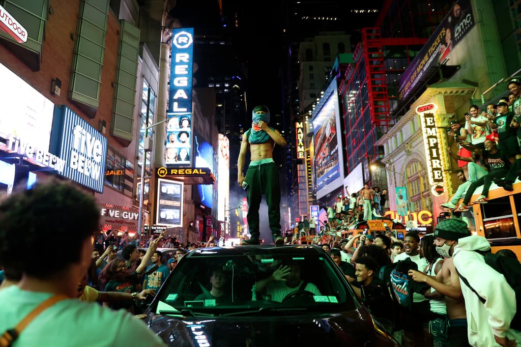 Como parte de los 'Watch Party's', el sábado hubo fans congregados en Plaza 33, frente al
<b>Madison Square Garden</b>, frente al Radio City Music Hall y en la pista de hielo Wollman. Conductores como este, que transitaron por algunas de esas áreas, tuvieron incidentes con algunos de los fans eufóricos durante la celebración.