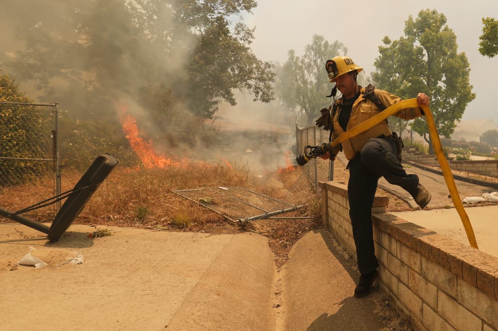 Las autoridades investigan si el impacto de una piedra con las cuchillas de un tractor generó la chispa de fuego que dio origen al Sandy Fire.