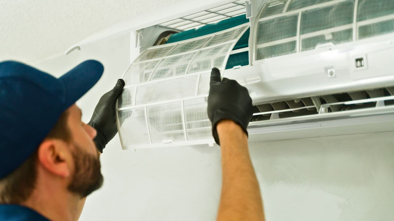 <h3 class="cms-H3-H3">Factores clave para familias hispanas en Estados Unidos </h3>
<br>
<b>✅ Salud y seguridad:</b> En una casa cerrada sin aire acondicionado, la temperatura interior puede superar los 110 °F, lo que representa un riesgo serio para niños, adultos mayores o personas con condiciones como diabetes, hipertensión o asma.
<br>
<b>✅ Tipo de vivienda:</b> Casas móviles, apartamentos mal aislados o viviendas con techos bajos se recalientan más rápido. En estos casos, es mejor dejar el aire encendido a una temperatura alta, para evitar que el sistema tenga que hacer un sobreesfuerzo al volver a encenderse.
<br>
<b>✅ Ventanas, sellos y filtros:</b> Mejorar el aislamiento del hogar, sellar puertas, usar cortinas térmicas o mantener los filtros del aire limpios, puede reducir el uso del aire acondicionado hasta en un 15%, según Energy Star.
