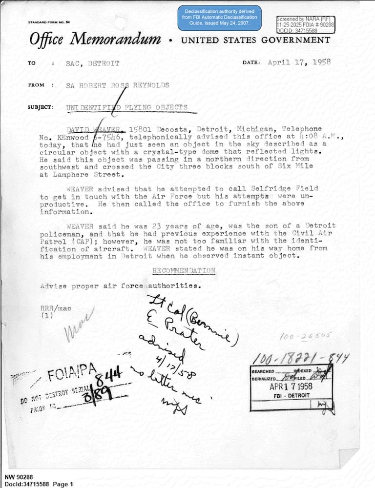 Un memorándum del FBI de 1958 informa sobre el avistamiento de un OVNI por parte de un hombre de Detroit que describió un "objeto circular con una cúpula de tipo cristalino" y recomienda que la información se remita a las "autoridades competentes de la fuerza aérea".