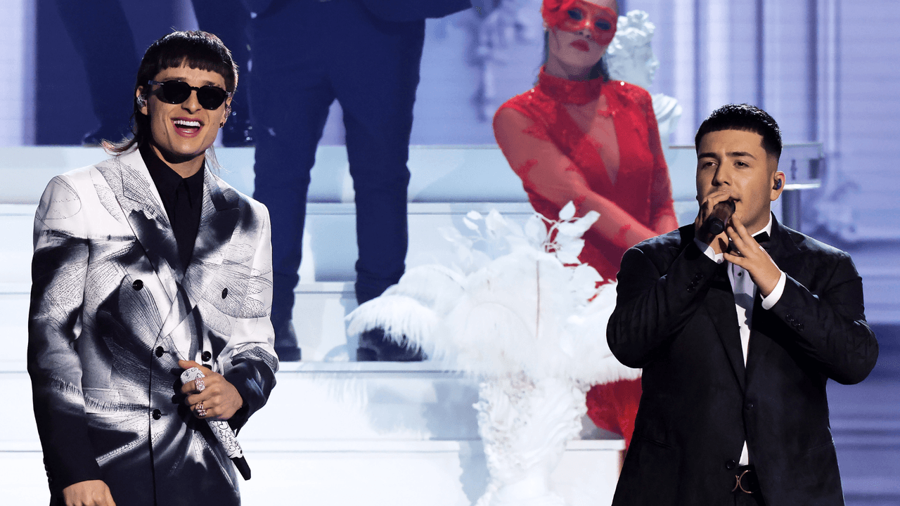Peso Pluma y Eslabón Armado interpretaron 'Ella baila sola' en los Latin GRAMMY 2023