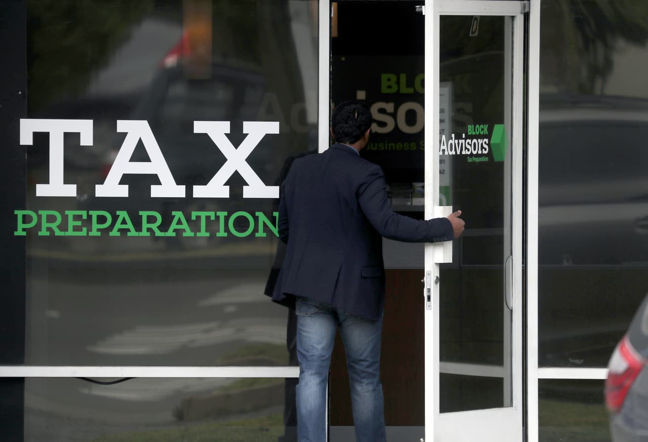 Trump insiste en que el IRS debe exigir a los contribuyentes revelar su estatus de ciudadanía; críticos advierten que podría utilizarse para deportar