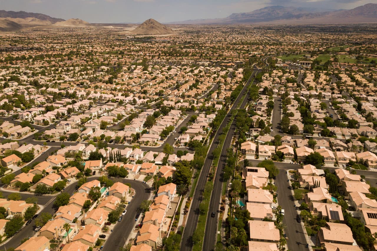 <b>1. </b>Tenga en cuenta
<b>detalles que muestran poco profesionalismo en las publicaciones</b> en las redes sociales. Por ejemplo, la foto de la publicación es tomada de Google maps, la cuenta de la persona que publicó la renta solo tiene una foto o no parece ser de una persona real, o no hay información de contacto real en la publicación.