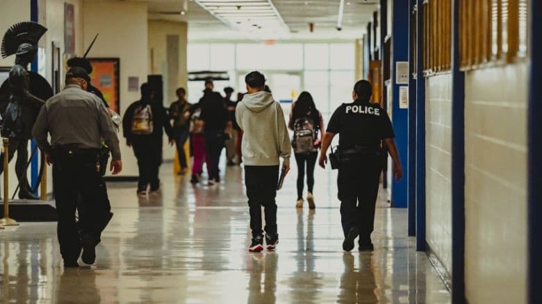 La policía escolar de Texas roció con gas pimienta, golpeó y dio descargas eléctricas a varios alumnos