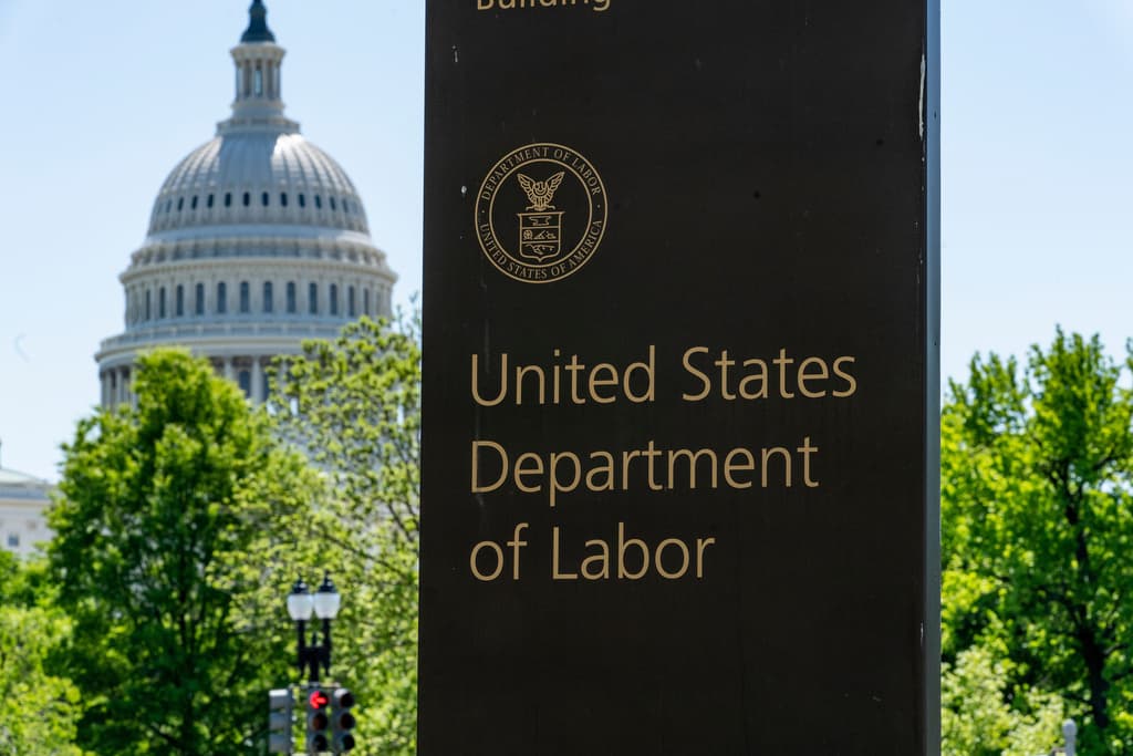 Gobierno de Trump| El mercado laboral mostró números sólidos en septiembre en reporte retrasado por el cierre del gobierno