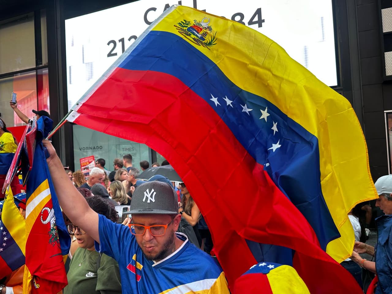 La bandera de Venezuela ondea en Nueva York.