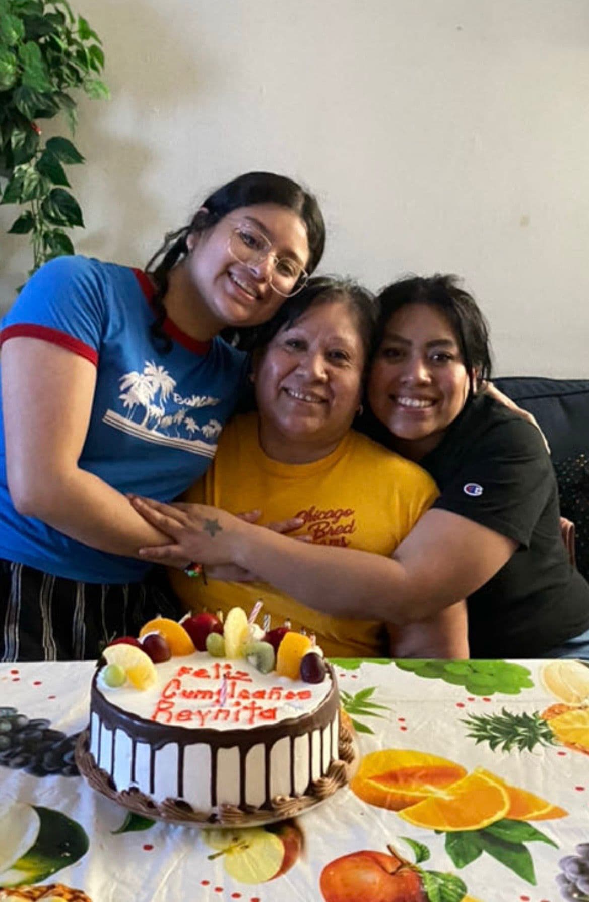 Luego de dos décadas de haber dejado su hogar en México en busca de una mejor vida en
<b><a href="https://www.univision.com/local/chicago-wgbo/familia-hispana-busca-cumplir-el-deseo-de-la-joven-madre-wendy-flores-quien-lucho-contra-el-cancer-en-chicago" target="_blank">Estados Unidos, Wendy Flores regresó a su país natal.</a></b>
<br>
<br>Pero su retorno no fue como lo soñó su familia: Wendy deseaba descansar en Morelos, México, una promesa que le pidió a su madre y hermana antes de fallecer tras una larga lucha contra el cáncer .