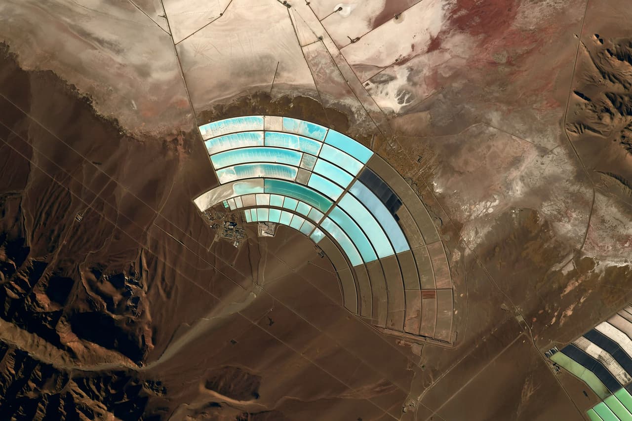 <b>El espectáculo del color en los cultivos de Los Ándes</b>
<br>
<br>“Esta zona entre Perú, Chile y Bolivia es una fuente infinita de formas mágicas y colores llamativos”, contó al astronauta sobre esta foto.
<br>
<br>Su preocupación por el medio ambiente lo llevó a convertirse en Embajador de Buena Voluntad de la ONU para la Agricultura y la Alimentación (FAO). Desde la Estación Espacial Internacional apoyó la investigación de esta organización en la innovación agrícola.
<br>