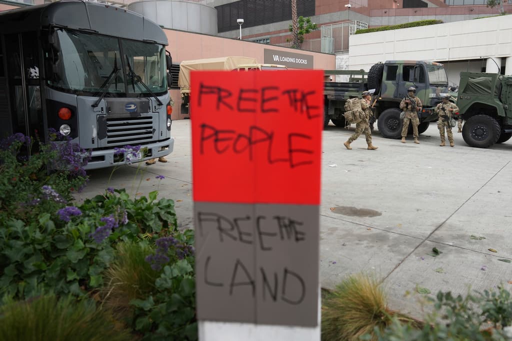 Las manifestaciones contra el Servicio de Control de Inmigración y Aduanas (ICE) se mantienen en Los Ángeles, con algunas convocatorias para
<b><a href="https://www.univision.com/noticias/inmigracion/trump-ordena-desplegar-la-guardia-nacional-por-las-protestas-contra-ice-en-los-angeles-newsom-national-guard" target="_blank">este domingo, cuando ya la Guardia Nacional estará imponiendo orden</a></b>.