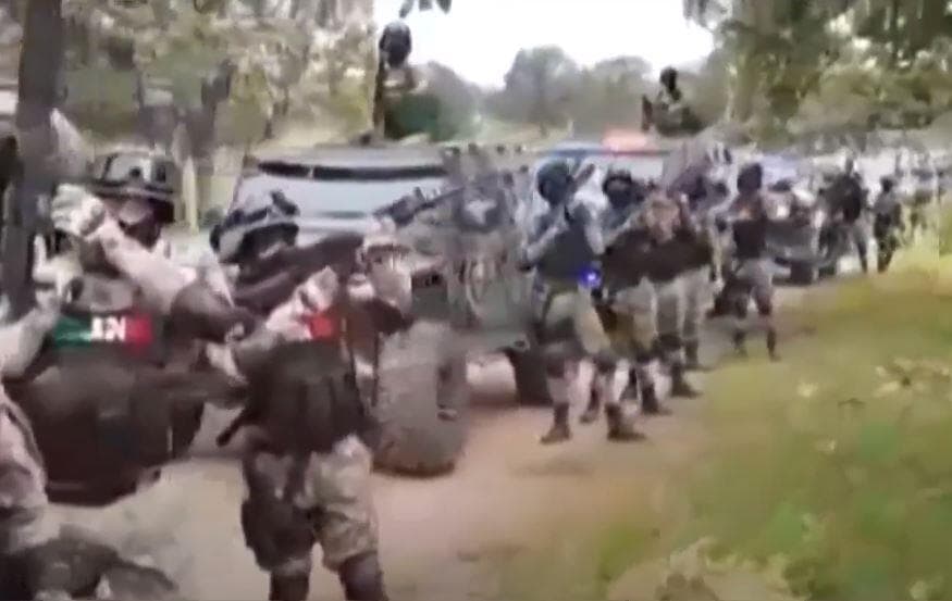 Esta imagen corresponde a un video que se viralizó en las redes sociales aparecen tantos como 75 integrantes del CJNG al lado de 19 vehículos acorazados, incluyendo ‘camionetas monstruo’. La DEA verificó su autenticidad y lo consideró una muestra de que el Cartel de Jalisco estaba “lleno de poder”.