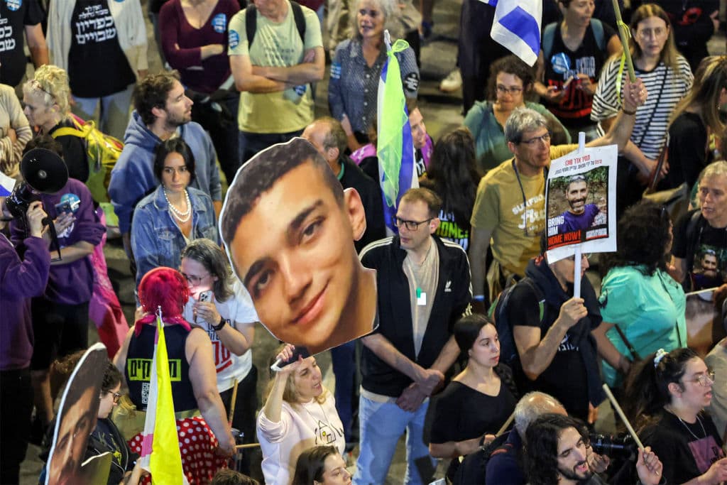 Sus padres,
<b>Adi y Yael Alexander, inmigrantes israelíes que se establecieron en Tenafly en 2008</b>, viajaron a Israel donde esperan reunirse con su hijo el 12 de mayo.