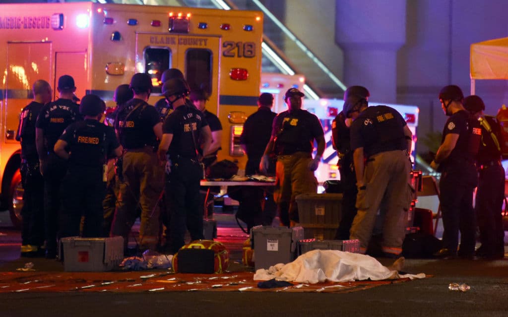 <b>7. Tiroteo en un festival de música country en Las Vegas,</b> 1 de octubre de 2017. 58 muertos y más de 400 heridos. Stephen Paddock, de 64 años, disparó contra la multitud que participaba en el festival Route 91 desde la ventana de su habitación de hotel, en el piso 32 del Mandalay Bay Resort and Casino. En poco más de 10 minutos logró una verdadera masacre, la más sangrienta de la historia moderna de Estados Unidos. Un equipo SWAT finalmente logró entrar a la habitación del atacante usando explosivos, y se lo encontraron muerto, tras haberse quitado la vida. Tenía un arsenal.