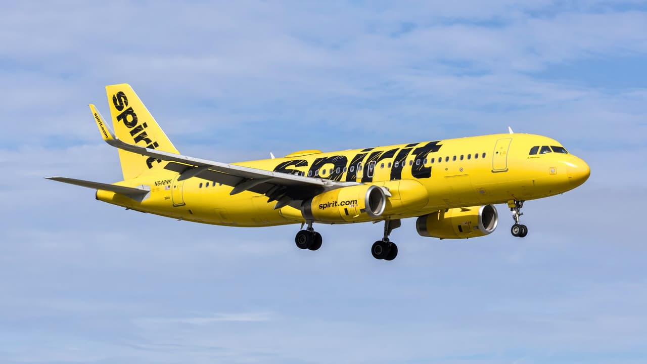 <h3 class="cms-H3-H3">Spirit elimina vuelos en DFW tras su cierre </h3>El cierre de Spirit Airlines
<b>impactó de inmediato al Aeropuerto Internacional Dallas - Fort Worth (DFW)</b> con vuelos cancelados, aviones en tierra y pasajeros obligados a cambiar sus planes.
<br>La aerolínea anunció el 2 de mayo
<b> <a href="https://www.univision.com/local/dallas-kuvn/controladores-despiden-por-radio-el-ultimo-vuelo-de-spirit-que-aterrizo-en-dallas" target="_blank">el cese ordenado e inmediato de sus operaciones. </a></b>
<br>Confirmó
<b>la cancelación de todos sus vuelos y pidió a los clientes no acudir al aeropuerto. </b>
<br>El primer efecto se vio ese mismo día:
<b>en DFW se reportaron 20 vuelos de Spirit cancelados,</b> dentro de un total de 28 cancelaciones en el aeropuerto.
<br>
<a href="https://www.whatsapp.com/channel/0029VafZxTzGpLHXXhtL0Y3A" target="_blank">Únete a nuestro canal de WhatsApp: Haz clic aquí para estar al tanto de las últimas noticias e historias de tu comunidad</a>