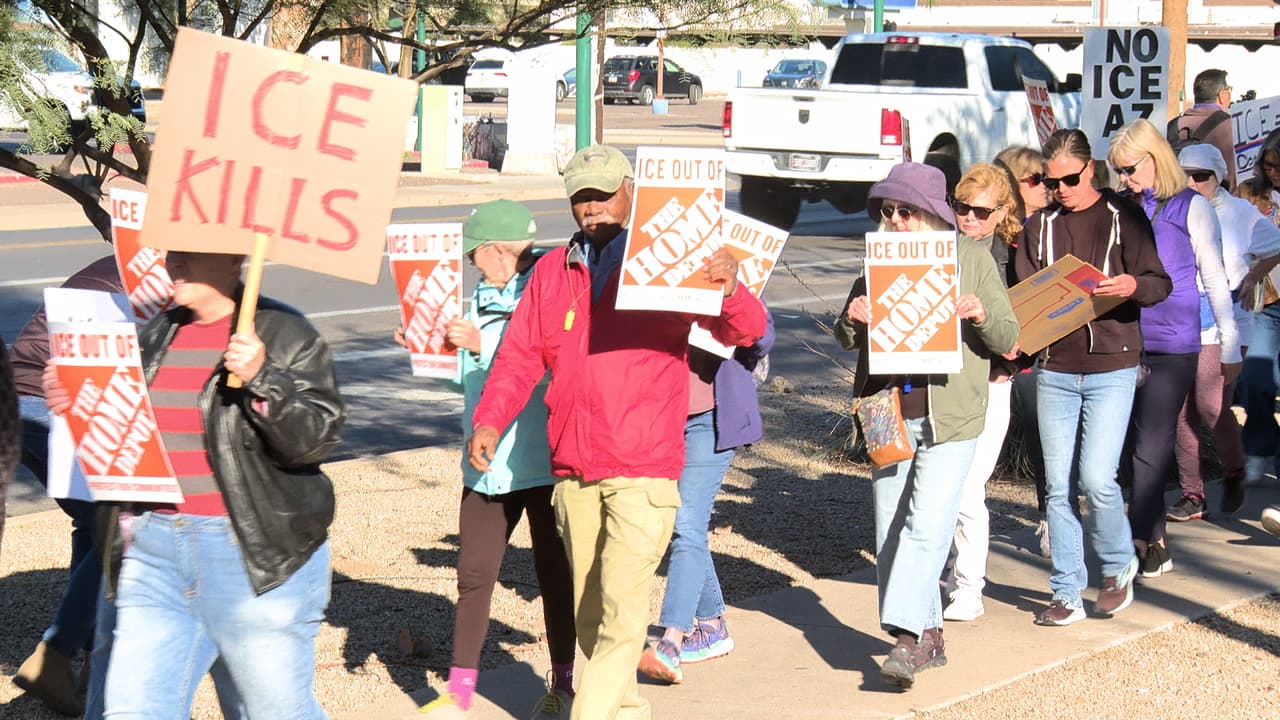 Los activistas
<b><a href="https://www.univision.com/local/arizona-ktvw/redada-ice-home-depot-phoenix" target="_blank">Raquel Terán</a> y <a href="https://www.univision.com/local/miami-wltv/desde-los-golpes-por-hablar-espanol-hasta-su-lucha-contra-la-injusticia-hablamos-con-salvador-reza-video" target="_blank">Salvador Reza</a> </b>participaron en la movilización contra ICE que tuvo lugar en las inmediaciones de un Home Depot en Phoenix.