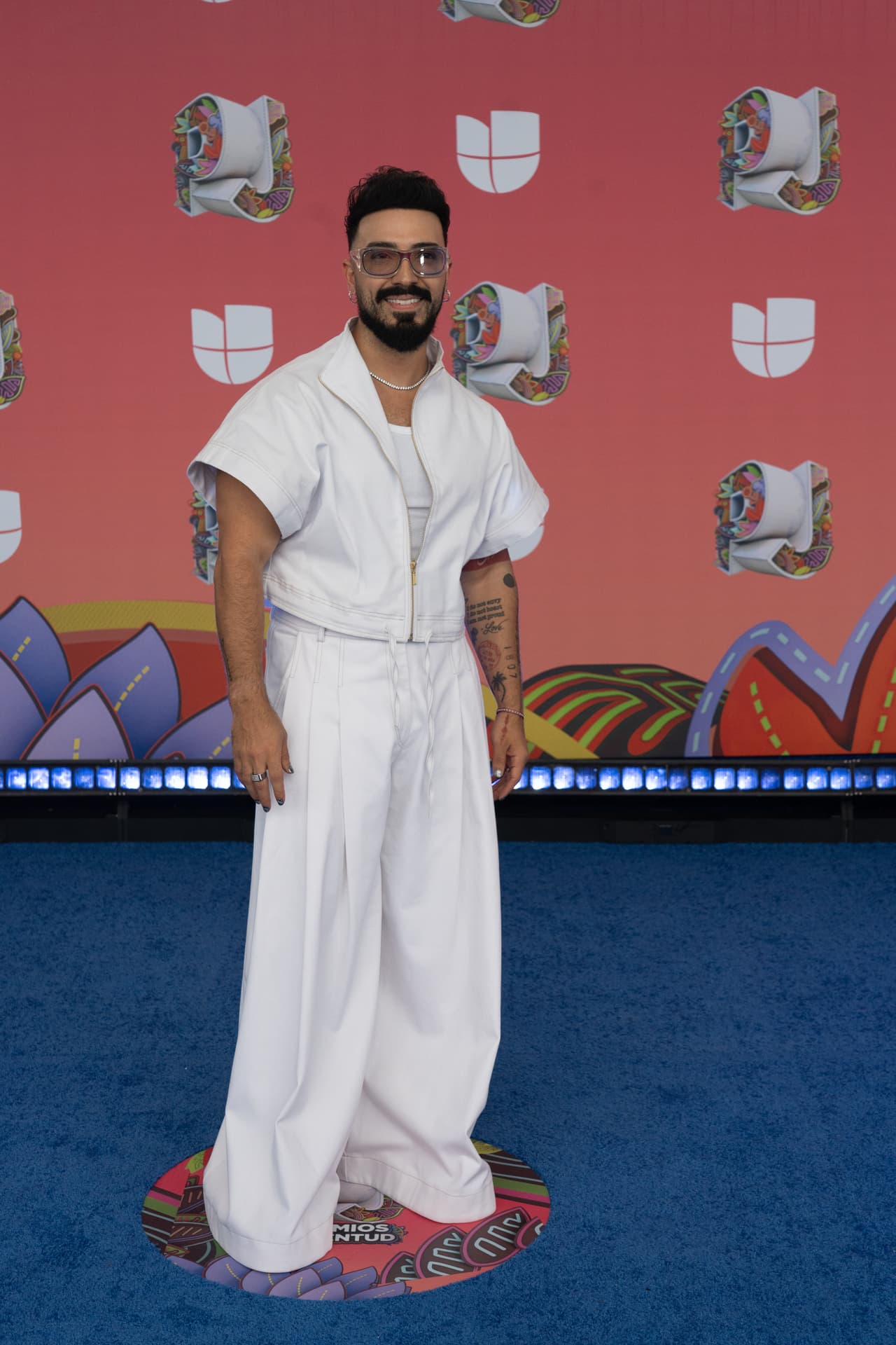Con un look relajado,
<b>Luis Figueroa</b> desfiló por la alfombra azul de Premios Juventud 2025.