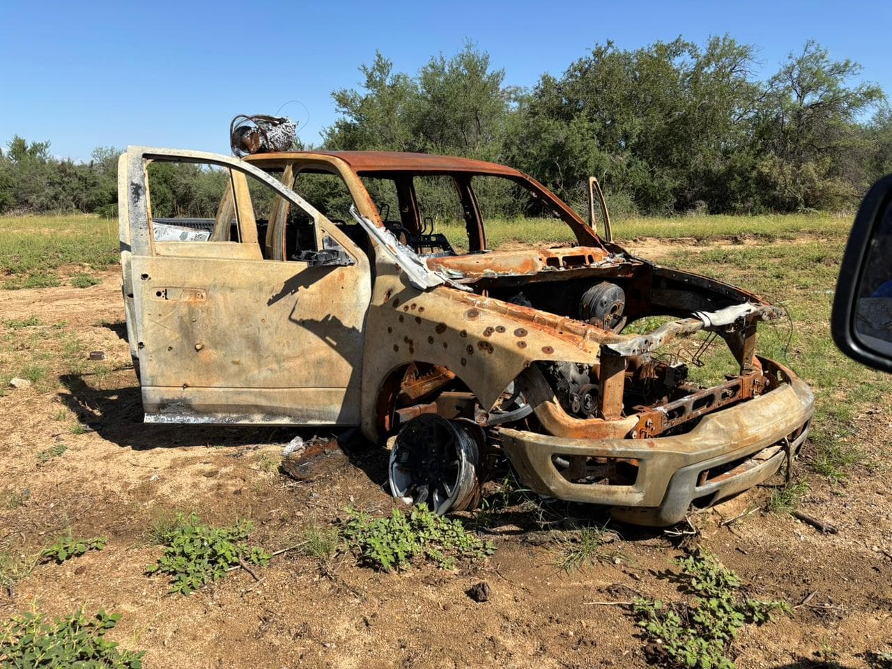 Los vehículos
<b>presentaban orificios similares a los que se producen por impactos</b> de arma de fuego.