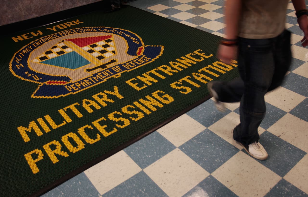 La base militar Fort Hamilton, por ejemplo, en donde ocurrió
<a href="https://www.univision.com/nueva-york/wxtv/noticias/inmigracion/fue-a-entregar-una-pizza-en-una-base-del-ejercito-los-militares-llamaron-a-ice-y-ahora-sera-deportado"> la detención del hombre de 35 años que fue a llevar el domicilio de unas pizzas,</a> explicó en su momento que "los funcionarios del Departamento de Defensa, desde sus comandos,
<b>están autorizados a tomar medidas necesarias y dentro de la ley para proteger al personal y sus instalaciones". </b>Explicaron que actuaron tras descubrir "una orden federal de arresto en su contra, lo que instó a los oficiales a contactar a las autoridades apropiadas".