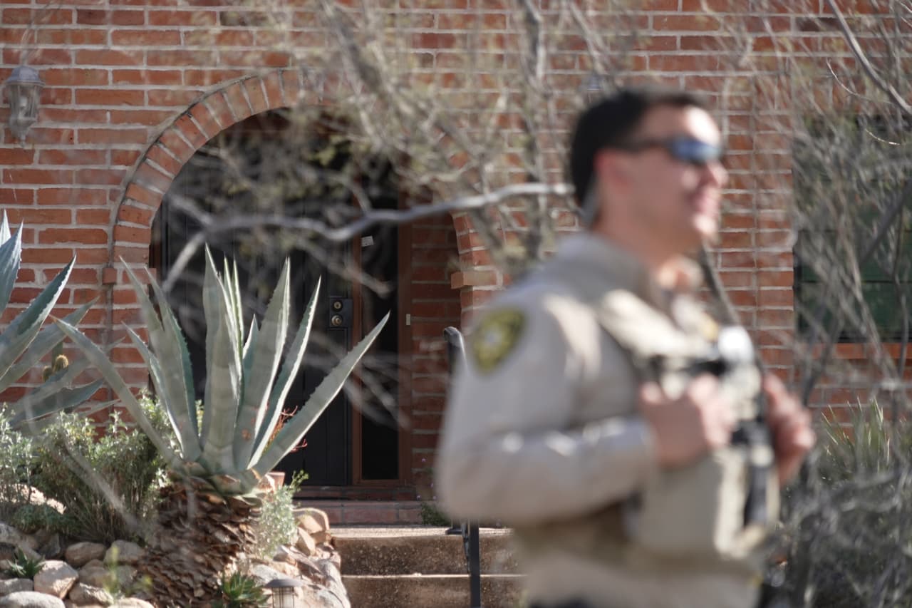 En el porche de la vivienda se localizó
<b><a href="https://www.univision.com/local/arizona-ktvw/nancy-guthrie-secuestro-savannah-guthrie" target="_blank">sangre</a></b>.