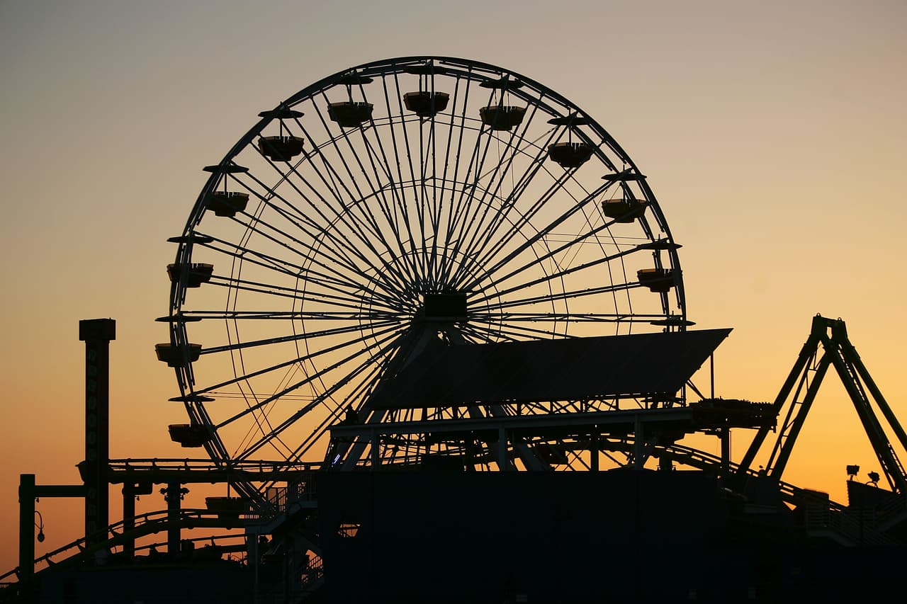 <h2 class="cms-H2-H2">1.- Pacific Park</h2>
<br>
<br>Este parque es una gran opción si tienes considerado visitar Santa Mónica y conocer su famoso muelle. Disfruta de sus montañas rusas y de su rueda de la fortuna.
<br>
<br>¿Cuánto vas a gastar?
<b>La entrada cuesta $40 y el estacionamiento $15.</b>