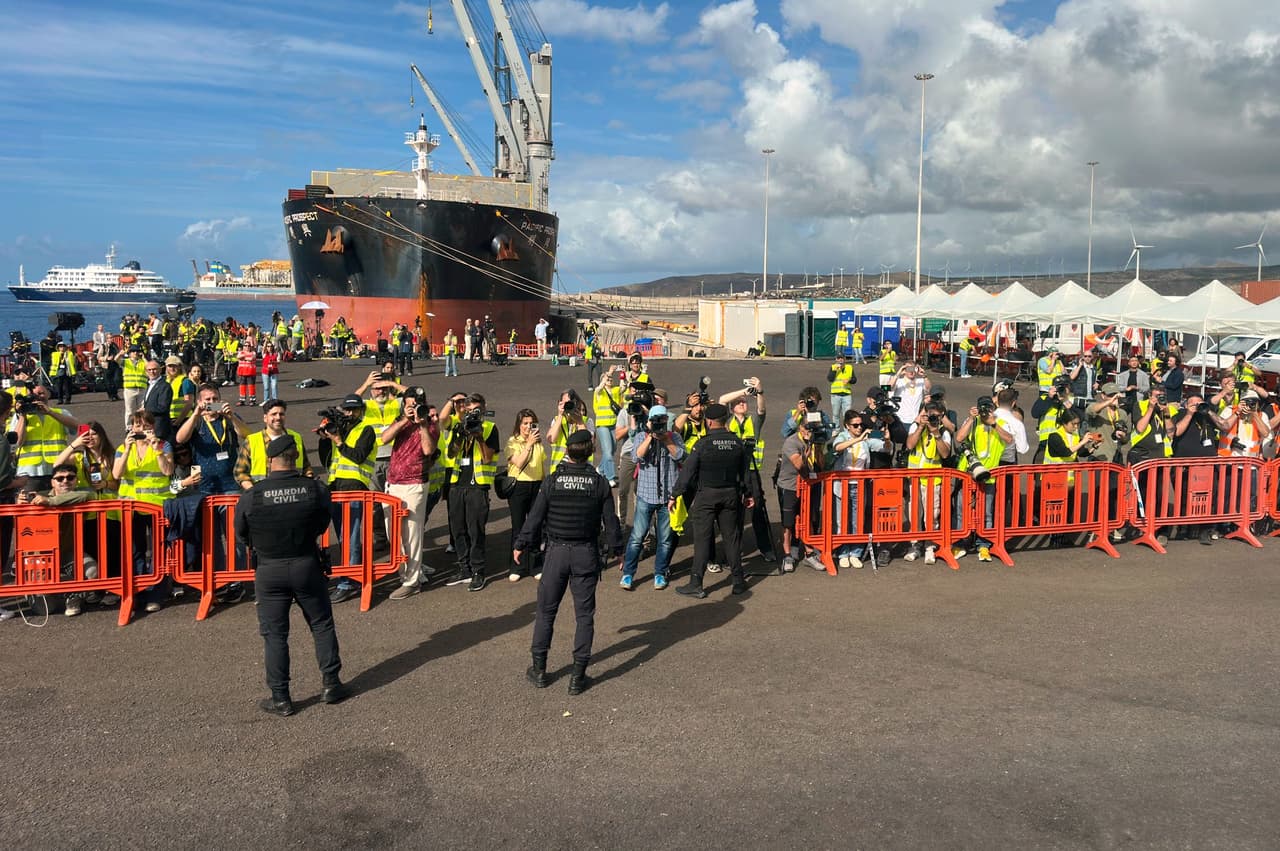 Miembros de los medios de comunicación trabajan junto al crucero MV Hondius, afectado por el hantavirus, en el puerto de Granadilla, en Tenerife