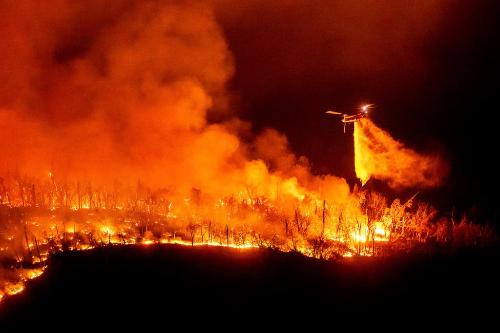 Los aviones lanzaban agua para evitar la propagación del fuego, un esfuerzo crucial para contener las llamas.