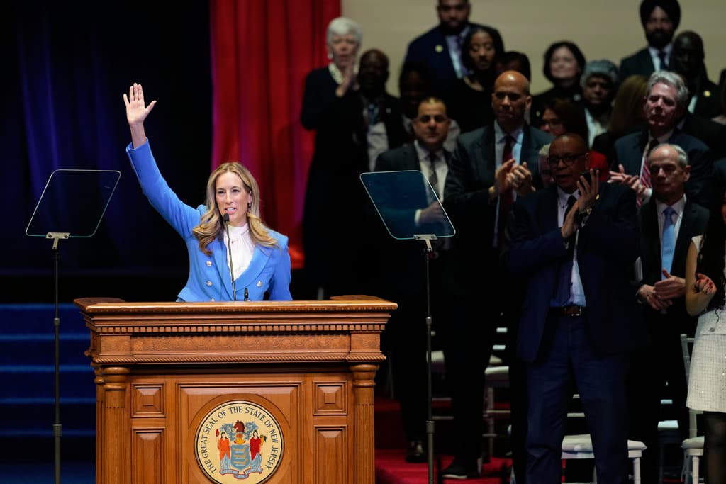 La nueva gobernadora es congresista con cuatro mandatos y expiloto de helicóptero de la Marina. Asume el cargo al mismo tiempo que Abigail Spanberger toma posesión como gobernadora de Virginia, también tras derrotar a un candidato republicano.