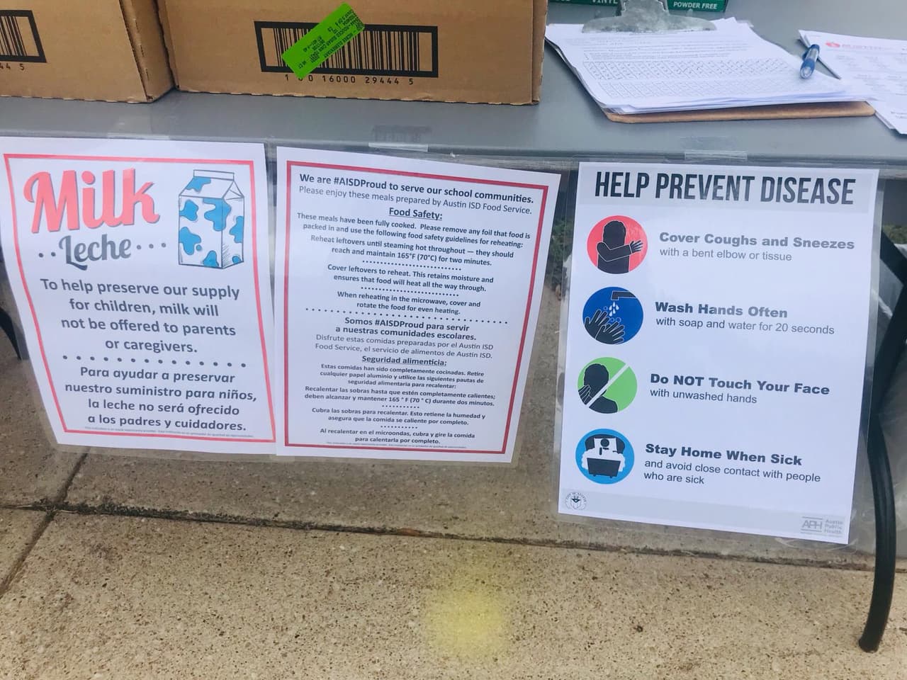 Se aconseja a las familias que permanezcan en sus autos y que no entren en los edificios durante la entrega de las comidas. Las familias que lleguen caminando, en bicicleta o en transporte público todavía podrán obtener las comidas frente a los planteles.