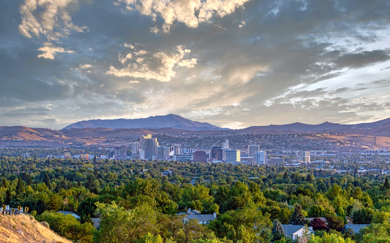 <h3 class="cms-H3-H3">5.- Nevada</h3>
<br>
<br>Porcentaje: 28.7%
<br>Total de hispanos o latinos: 890,257
<br>Población total: 3.104.614
<br>
<br>La cifra de hispanos que se identificaron solo como blancos se redujo en 52.8% al pasar de 26,7 a 12.6 millones, de acuerdo con los datos el Censo.
<br>