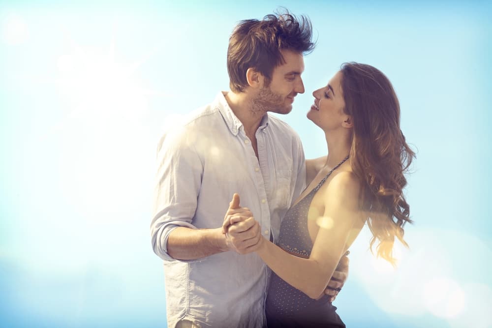 No te impacientes pues en estos días todo tiende a demorarse y complicarse más de la cuenta, pero llegará a tus manos y podrás invertirlo como has planeado. Vuelves a recobrar tu optimismo y renace en ti la vitalidad que inspiró el amor a tu pareja. Esta energía vital te permitirá gozar más tu relación y al mismo tiempo fortalecer los lazos íntimos entre ambos. No te inhibas y disfruta tu pasión.