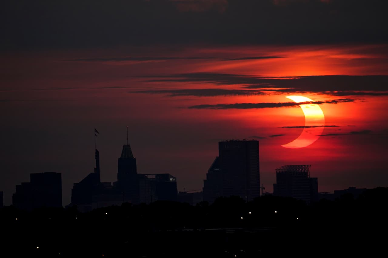 6.-
<b>Baltimore</b>: Con una puntuación total de 38.39, Baltimore se mantiene dentro del grupo de ciudades con los niveles de seguridad más bajos del estudio. Su principal debilidad se concentra en la seguridad del hogar y la comunidad, categoría en la que ocupa el puesto 179 del ranking. En contraste, presenta una posición relativamente más favorable en riesgo de desastres naturales, donde se ubica en el lugar 61, aunque sus resultados en seguridad financiera (170) siguen reflejando importantes desafíos. En conjunto, sus indicadores muestran una mayor vulnerabilidad en aspectos relacionados con la seguridad cotidiana y el entorno comunitario.