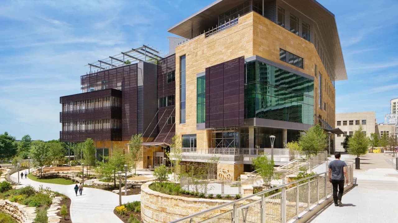 Una persona queda herida y otra es arrestada tras un tiroteo dentro de biblioteca en Austin