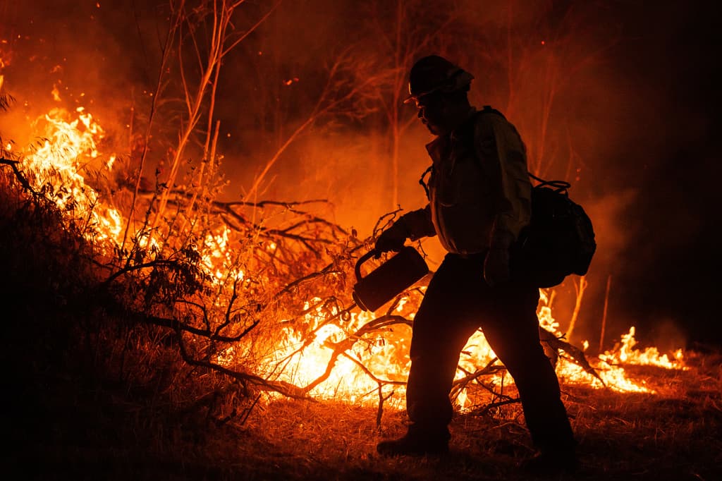 <b>Andrew Dowd, portavoz del Departamento de Bomberos del condado de Ventura</b>, en el sur de California, destacó durante la mañana del martes el trabajo que hicieron
<b>más de 750 agentes durante la noche</b>, para contener el avance del incendio Sandy.