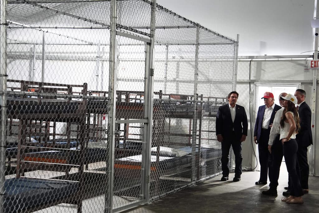 En 'Alligator Alcatraz', los inmigrantes detenidos son diferenciados por un color según su historial, como pasaba en los campos de concentración