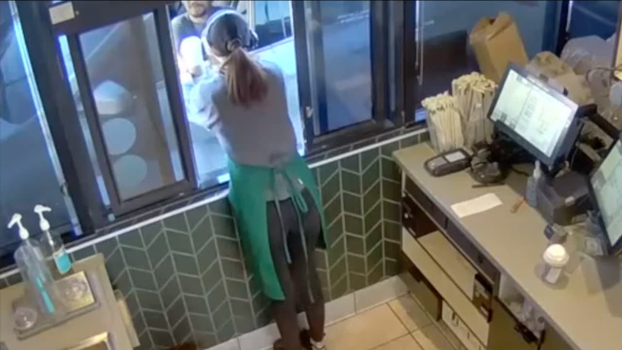 Le cayó té hirviendo en la ingle: Starbucks pagará $50 millones a repartidor de Postmates tras incidente al recoger un pedido