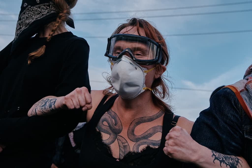 Manifestantes se enfrentan a agentes del ICE fuera del centro de detención Delaney Hall mientras protestan cerca de la entrada, el miércoles 27 de mayo de 2026, en Newark, Nueva Jersey. (AP Foto/Andres Kudacki)
