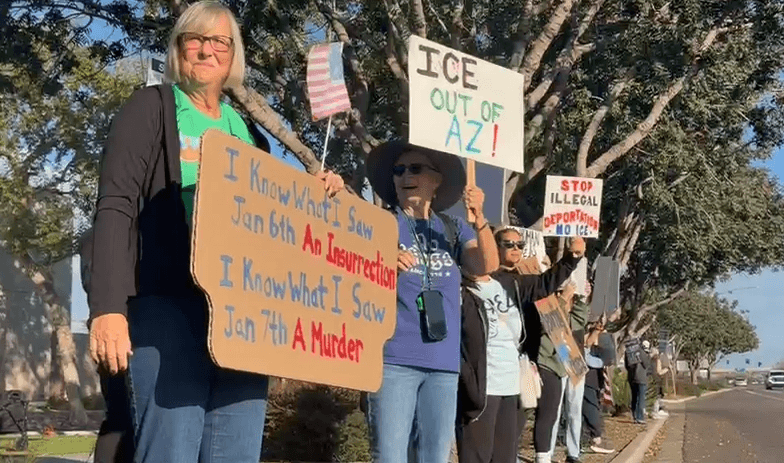 También hubo gritos y pancartas en inglés, con leyendas que se traducen como: "
<b>ICE, fuera de Arizona</b>", o "
<b>No odio, no temor, los inmigrantes son bienvenidos aquí</b>".