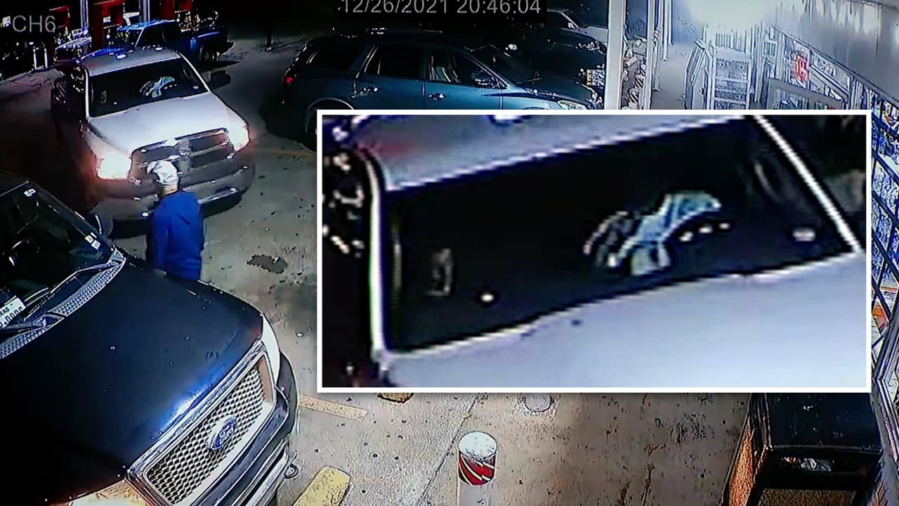 <h3 class="cms-H3-H3">La llegada de la camioneta</h3> Segundos después,
<b><a href="https://www.univision.com/local/dallas-kuvn/una-camioneta-blanca-y-una-persona-de-interes-son-las-pistas-del-tiroteo-en-garland-video" target="_blank">una camioneta conducida por Richard Acosta llegó a la tienda.</a></b>
<br>En el asiento del pasajero
<b>se observa a un joven, según la investigación, Abel Acosta.</b>
<br>Este momento quedó registrado en video y
<b>forma parte de la evidencia del caso.</b>