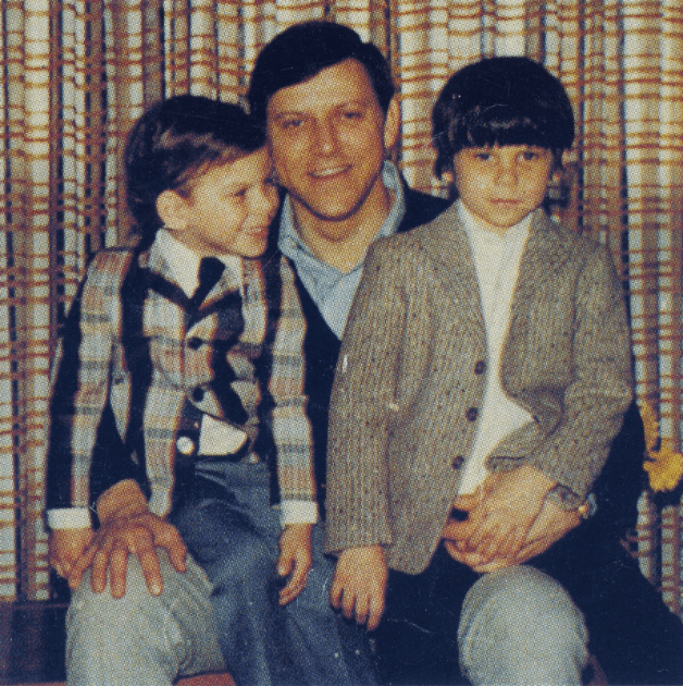 Una carta escrita por Erik Menendez a su primo, ocho meses antes del asesinato de sus padres, fue presentada por la madre de quien recibio la confidencia, por ello
<b>el fiscal de Los Ángeles, George Gascón, decidió que se volverá a revisar el caso.</b>