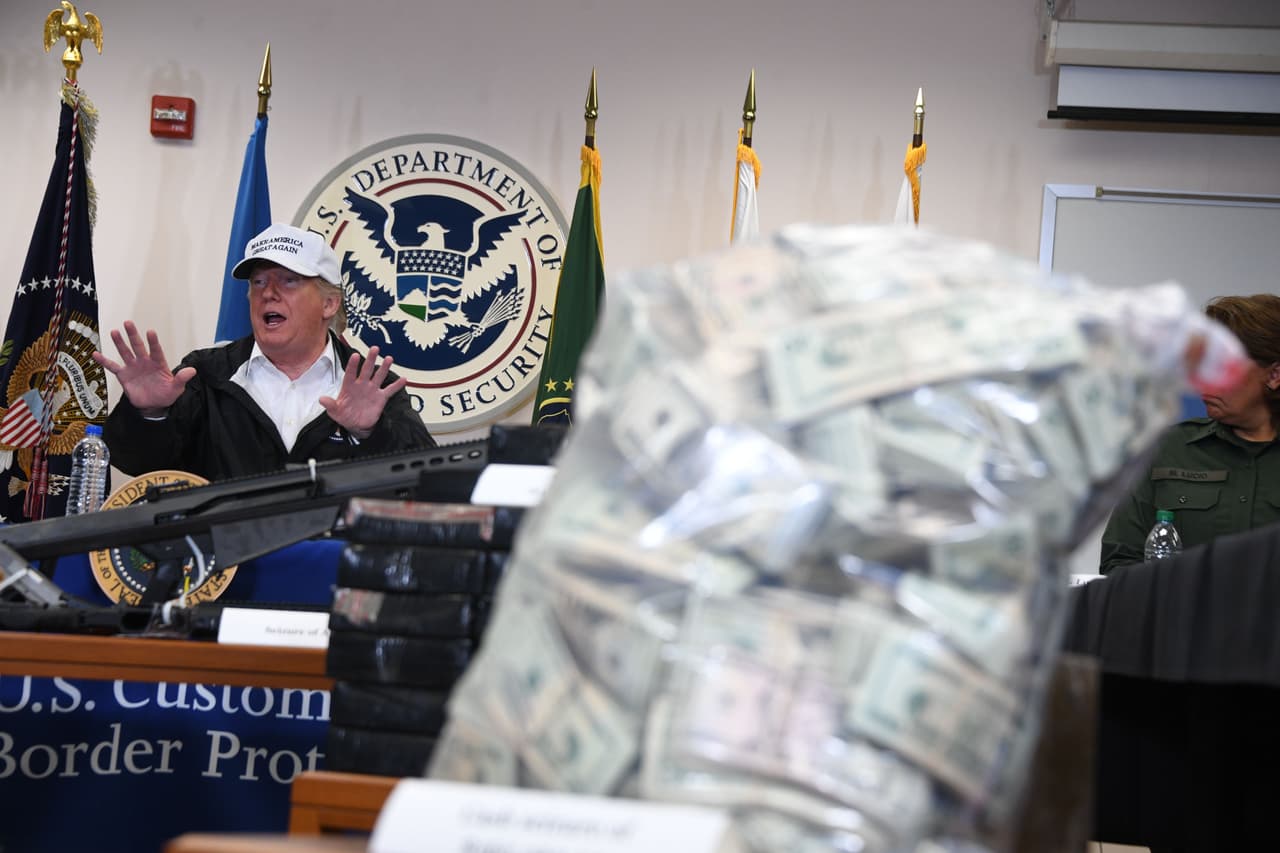 <b>Muro contra las drogas.</b> Durante su visita a Texas, el presidente tuvo un encuentro con funcionarios y habitantes de la frontera en la que se mostraron algunas de las incautaciones de droga y armas que se han hecho en ese estado. La presentación de los paquetes de droga y rifles
<a href="https://www.univision.com/noticias/politica/no-lo-voy-a-hacer-tan-rapido-trump-dice-que-por-ahora-no-declarara-emergencia-nacional">forman parte de la campaña de propaganda de la Casa Blanca para ganar el apoyo de la ciudadanía</a> a su idea de construir un muro, aunque la mayor cantidad de drogas es incautada en puertos de entrada, escondida en autos, cargas o llevada por personas que ingresan a EEUU por cualquiera de las vías regulares.