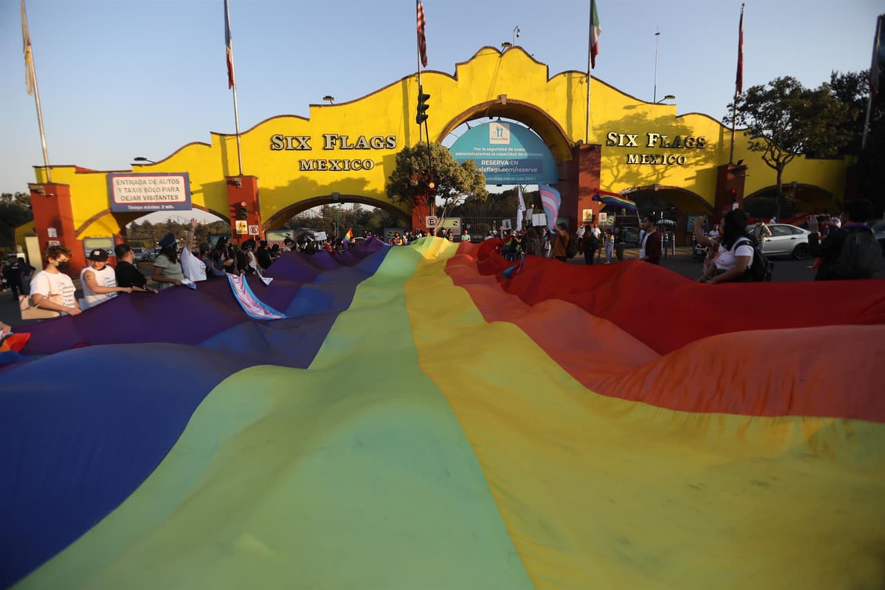 "Vinimos por la convocatoria del besotón y una acción de visibilidad y también de protesta porque ayer se hizo un desmadre (problema)
<b> porque una pareja de homosexuales se estaban besando y los querían sacar del parque</b>", dijo a la agencia Efe el activista Alaín Pinzón.
